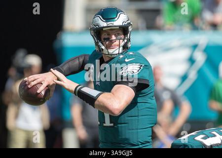 24 septembre 2017 : Carson Wentz (11 ans), quarterback des Philadelphia Eagles, lance la balle lors du match NFL entre les Giants de New York et les Eagles de Philadelphie au Lincoln Financial Field à Philadelphie, en Pennsylvanie. Christopher Szagola/CSM(image de crédit : &copy ; Chris Szagola/CSM via ZUMA Wire) Banque D'Images