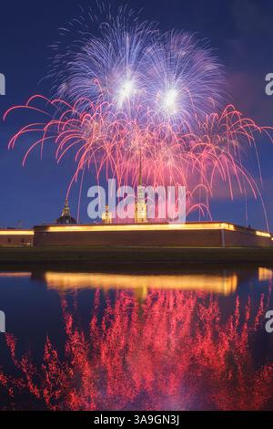 Saint-Pétersbourg, Russie - juillet 30 2023, vue de la forteresse Pierre et Paul pendant les vacances et avec des feux d'artifice dans le ciel, la nuit, Saint-Pétersb Banque D'Images