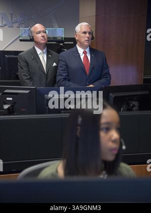 25 septembre 2017 - Huntsville, Alabama, États-Unis d'Amérique - le vice-président américain Mike Pence, à droite, et le représentant américain Robert Aderholt (républicain de l'Alabama) discutent avec les membres de l'équipage de l'expédition 53 Joe Acaba, écran gauche, Randy Bresnik, écran central, et Mark Vande Hei à bord de la Station spatiale internationale depuis le Centre d'intégration des opérations de charge utile (POIC) du Marshall Space Flight Center de la NASA, le lundi 25 septembre 2017 à Huntsville, Alabama. Le vice-président a visité le centre spatial pour voir le matériel de test du système de lancement spatial de NASAâ€™, le nouvel espace lointain de Americaâ€™ Banque D'Images