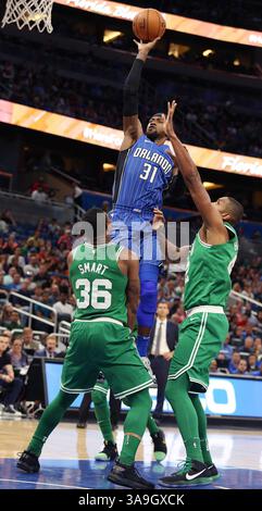 5 novembre 2017 - Orlando, FL, USA - le garde Magic d'Orlando Terrence Ross (31) tire sur le garde des Celtics de Boston Marcus Smart (36) et l'attaquant Al Horford (à droite) le dimanche 5 novembre 2017 au Amway Center à Orlando, Floride (crédit image : © Stephen M. Dowell/TNS via ZUMA Wire) Banque D'Images