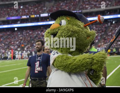 5 novembre 2017 - Houston, TX, États-Unis - la mascotte Orbit des Astros des Houston divertit les fans lors d'un match de football NFL entre les Texans de Houston et les Colts d'Indianapolis au stade NRG de Houston, Texas. (Crédit image : © Scott W. Coleman via ZUMA Wire) Banque D'Images