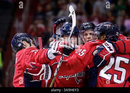 06 novembre 2017 : aile droite #25 Devante Smith-Pelly célèbre avec sa ligne lors d'un match de la LNH entre les Capitals de Washington et les Coyotes de l'Arizona au Capital One Arena de Washington DC Justin Cooper/CSM(crédit image : &copy ; Justin Cooper/CSM via ZUMA Wire) Banque D'Images