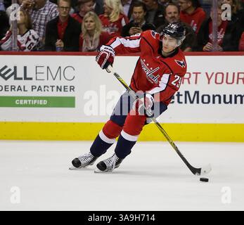 06 novembre 2017 : le défenseur #29 des Capitals de Washington Christian Djoos contrôle la rondelle lors d'un match dans la LNH entre les Capitals de Washington et les Coyotes de l'Arizona au Capital One Arena de Washington DC Justin Cooper/CSM(Credit image : &copy ; Justin Cooper/CSM via ZUMA Wire) Banque D'Images