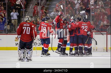 06 novembre 2017 : le défenseur #74 des Capitals de Washington John Carlson célèbre son tir gagnant avec son équipe lors d'un match de la LNH entre les Capitals de Washington et les Coyotes de l'Arizona au Capital One Arena de Washington DC Justin Cooper/CSM(crédit image : &copy ; Justin Cooper/CSM via ZUMA Wire) Banque D'Images