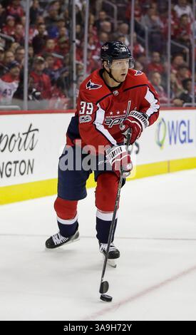 06 novembre 2017 : aile droite #39 des Capitals de Washington Alex Chiasson patine derrière le filet avec la rondelle lors d'un match de la LNH entre les Capitals de Washington et les Coyotes de l'Arizona au Capital One Arena de Washington DC Justin Cooper/CSM(crédit image : &copy ; Justin Cooper/CSM via ZUMA Wire) Banque D'Images