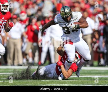 21 octobre 2017 : Purdue Boilermakers Running Back Richie Worship (34) est abattu par le linebacker des Rutgers Scarlet Knights Olakunle Fatukasi (3) lors d'un match de football NCAA entre les Purdue Boilermakers et les Rutgers Scarlet Knights au High point solutions Stadium de Piscataway, NJ Mike Langish/Cal Sport Media(image de crédit : &copy ; Mike Langish/CSM via ZUMA Wire) Banque D'Images