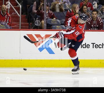 06 novembre 2017 : Nicklas Backstrom, le Washington Capitals Center #19, tire un coup de feu lors d'un match de la LNH entre les Capitals de Washington et les Coyotes de l'Arizona au Capital One Arena de Washington DC. Justin Cooper/CSM(crédit image : &copy ; Justin Cooper/CSM via ZUMA Wire) Banque D'Images