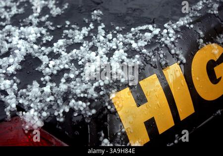 La grêle s'accumule sur le coffre d'un croiseur California Highway Patrol près du Capitole lundi 20 mai 2002. Le tonnerre et la foudre ont apporté de fortes pluies et de la grêle perturbant l'agitation normale du déjeuner autour du Capitole. Saramento Bee / Randy Pench / ZUMA Press Banque D'Images