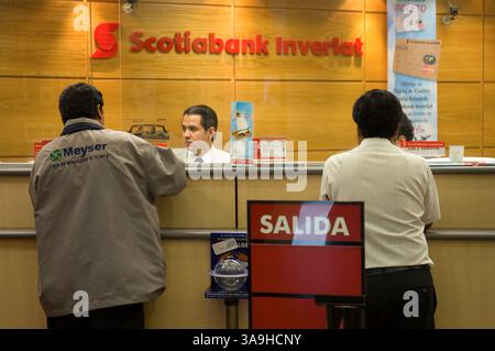 29 décembre 2006 ; Mexico, MEXIQUE ; clients de Scotiabank Inverlat et employés de banque à la succursale de Mexico. Crédit obligatoire : photo de Keith Dannemiller/ZUMA Press. (©) Copyright 2006 par Keith Dannemiller Banque D'Images