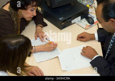 29 décembre 2006 ; Mexico, MEXIQUE ; clients de Scotiabank Inverlat et employés de banque à la succursale de Mexico. Crédit obligatoire : photo de Keith Dannemiller/ZUMA Press. (©) Copyright 2006 par Keith Dannemiller Banque D'Images