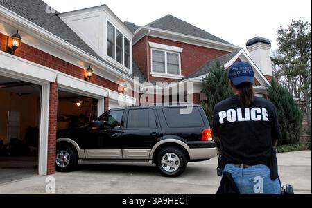 03 janv. 2007 ; Duluth, GA, États-Unis ; Nicole Probert et Lisa Taylor ont toutes deux été accusées de prostitution, racket et complot en vue de posséder de la cocaïne après que leur maison close de grande classe a été perquisitionnée le 3 janvier 2006. Les deux femmes ont été libérées avec une caution de 27 000 $ chacune ; leurs clients pouvaient également faire face à des accusations. La police du comté de Gwinnett saisit une Ford Expedition, photographiée, avec une Corvette chez Lisa Taylor au Sugarloaf Country Club. La maison est évaluée à 1 091 000 $ dans le prominant Metro-Atlanta Country club. La police dit que Taylor, un ancien animal de compagnie Penthouse, est une call girl à haut dollar. Crédit obligatoire : Pho Banque D'Images