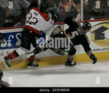 14 décembre 2004 ; Las Vegas, Nevada, États-Unis ; ECHL Hockey : Las Vegas Wranglers vs Greenville Grrowl. PHOTO : Wrangler no 32 JASON SPENCE et Greenville no 5 KENNY SMITH. Banque D'Images