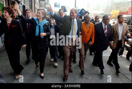 06 nov. 2005 ; Manhattan, NY, États-Unis ; NY PAPERS ÉPUISÉS. De gauche à droite : Armina FERRER, sénateur HILLARY CLINTON, FERNANDO FERRER, Manahttan Borough President C. VIRGINIA FIELDS, et Rep. CHARLES RANGEL Walk Up Nicholas Ave. Le maire démocrate espérant Fernando Ferrer fait une apparition électorale à Washington Heights alors qu'il monte sur l'avenue Nicholas saluant les partisans le dernier dimanche précédant le jour des élections, le mardi 8 novembre. Ferrer est à la traîne dans les sondages par une marge à deux chiffres par rapport au maire sortant Michael Bloomberg. Crédit obligatoire : photo de Bryan Smith/ZUMA Press. (©) Copyright 2005 par Bryan Smith Banque D'Images