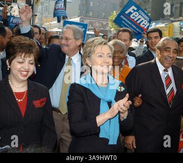 06 nov. 2005 ; Manhattan, NY, États-Unis ; NY PAPERS ÉPUISÉS. Armina FERRER, sénateur HILLARY CLINTON, FERNANDO FERRER et Rep. CHARLES RANGEL Walk Up ont reçu Nicholas Ave. Le maire démocrate espérant Fernando Ferrer fait une apparition électorale à Washington Heights alors qu'il monte sur l'avenue Nicholas saluant les partisans le dernier dimanche précédant le jour des élections, le mardi 8 novembre. Ferrer est à la traîne dans les sondages par une marge à deux chiffres par rapport au maire sortant Michael Bloomberg. Crédit obligatoire : photo de Bryan Smith/ZUMA Press. (©) Copyright 2005 par Bryan Smith Banque D'Images