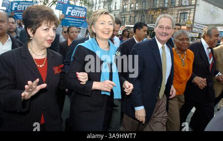 06 nov. 2005 ; Manhattan, NY, États-Unis ; NY PAPERS ÉPUISÉS. De gauche à droite : Armina FERRER, sénateur HILLARY CLINTON, FERNANDO FERRER, Manahttan Borough President C. VIRGINIA FIELDS, et Rep. CHARLES RANGEL Walk Up Nicholas Ave. Le maire démocrate espérant Fernando Ferrer fait une apparition électorale à Washington Heights alors qu'il monte sur l'avenue Nicholas saluant les partisans le dernier dimanche précédant le jour des élections, le mardi 8 novembre. Ferrer est à la traîne dans les sondages par une marge à deux chiffres par rapport au maire sortant Michael Bloomberg. Crédit obligatoire : photo de Bryan Smith/ZUMA Press. (©) Copyright 2005 par Bryan Smith Banque D'Images
