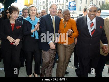 06 nov. 2005 ; Manhattan, NY, États-Unis ; NY PAPERS ÉPUISÉS. De gauche à droite : Armina FERRER, sénateur HILLARY CLINTON, FERNANDO FERRER, Manahttan Borough President C. VIRGINIA FIELDS, et Rep. CHARLES RANGEL Walk Up Nicholas Ave. Le maire démocrate espérant Fernando Ferrer fait une apparition électorale à Washington Heights alors qu'il monte sur l'avenue Nicholas saluant les partisans le dernier dimanche précédant le jour des élections, le mardi 8 novembre. Ferrer est à la traîne dans les sondages par une marge à deux chiffres par rapport au maire sortant Michael Bloomberg. Crédit obligatoire : photo de Bryan Smith/ZUMA Press. (©) Copyright 2005 par Bryan Smith Banque D'Images
