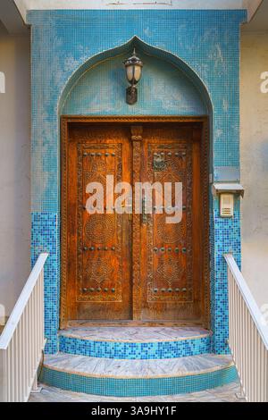 Manama, Bahreïn - Jan 08 2024, vue rapprochée d'une vieille porte en bois vintage sur l'une des rues de Manama, Bahreïn Banque D'Images