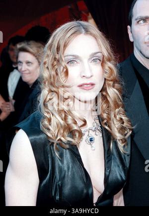 01 mars 1998 ; Los Angeles, CA, États-Unis ; chanteuse/actrice MADONNA aux Oscars 1998. Banque D'Images