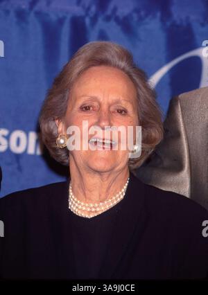 03 mars 2000 ; New York, NY, États-Unis ; Katharine Graham, ancienne éditrice du prix Pulitzer, lauréate du Washington Post, a reçu le Robie Award pour l'humanitarisme et la réalisation dans l'industrie. Banque D'Images
