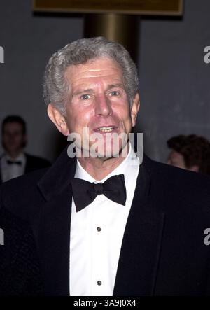 08 décembre 2002 ; Washington, DC, États-Unis ; L'acteur TONY ROBERTS lors de la 25e édition annuelle Kennedy Center Honors 2002 qui s'est tenue au Kennedy Center for the Performing Arts à Washington, DC. Banque D'Images