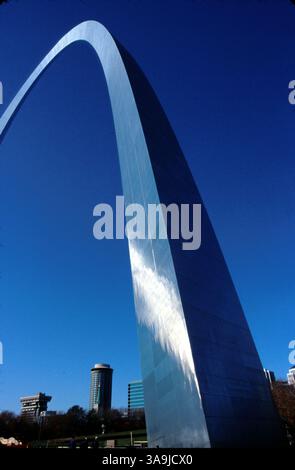 20 décembre 2003 ; produit Louis, MO, USA ; le parc Jefferson National expansion Memorial Park comprend la Gateway Arch, conçue par l'architecte Eero Saarinen qui a remporté le concours de design en 1947. La structure en acier inoxydable s'élève à 630 pieds de haut à partir d'une fondation de 60 pieds et s'étend sur 630 pieds au niveau du sol. Sa courbe caténaire pondérée classique oscille de 1/2'' - 1'' dans un vent de 20 mph. La construction du plus haut mémorial de la nation a commencé en 1961 avec le ''topping Out'' en 1965 et la dédicace en 1966 Banque D'Images