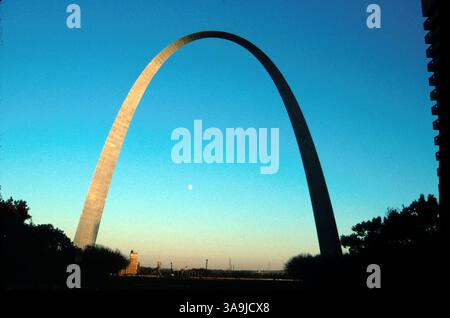 20 décembre 2003 ; produit Louis, MO, USA ; le parc Jefferson National expansion Memorial Park comprend la Gateway Arch, conçue par l'architecte Eero Saarinen qui a remporté le concours de design en 1947. La structure en acier inoxydable s'élève à 630 pieds de haut à partir d'une fondation de 60 pieds et s'étend sur 630 pieds au niveau du sol. Sa courbe caténaire pondérée classique oscille de 1/2'' - 1'' dans un vent de 20 mph. La construction du plus haut mémorial de la nation a commencé en 1961 avec le ''topping Out'' en 1965 et la dédicace en 1966 Banque D'Images