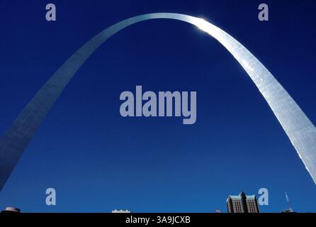 20 décembre 2003 ; produit Louis, MO, USA ; le parc Jefferson National expansion Memorial Park comprend la Gateway Arch, conçue par l'architecte Eero Saarinen qui a remporté le concours de design en 1947. La structure en acier inoxydable s'élève à 630 pieds de haut à partir d'une fondation de 60 pieds et s'étend sur 630 pieds au niveau du sol. Sa courbe caténaire pondérée classique oscille de 1/2'' - 1'' dans un vent de 20 mph. La construction du plus haut mémorial de la nation a commencé en 1961 avec le ''topping Out'' en 1965 et la dédicace en 1966 Banque D'Images