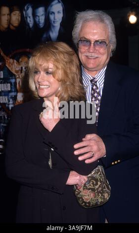 16 décembre 1999 ; Los Angeles, CA, États-Unis ; ANN-MARGRET à la première de 'Any Given Sunday' avec son mari. Banque D'Images