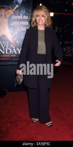 16 décembre 1999 ; Los Angeles, CA, États-Unis ; ANN-MARGRET à la première de 'Any Given Sunday'. Banque D'Images