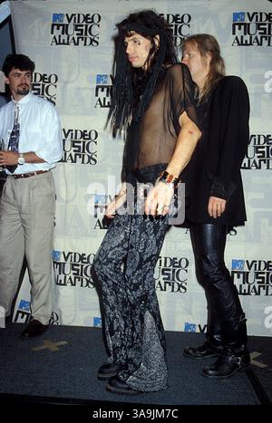 02 septembre 1993 ; Hollywood, CA, États-Unis ; sur la photo : le chanteur STEVEN TYLER d'AEROSMITH aux MTV Video Music Awards 1993. Les membres du groupe de rock Aerosmith sont STEVEN TYLER (chanteur principal), JOE PERRY (guitare et chant), TOM HAMILTON (basse), JOEY KRAMER (batteur), RICK DUFAY (guitare rythmique). Banque D'Images