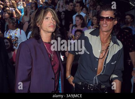 12 août 2001 ; Universal City, CA, États-Unis ; sur la photo : les musiciens STEVEN TYLER et JOE PERRY d'AEROSMITH aux Teen Choice Awards 2001. Les membres de 'Aerosmith' sont STEVEN TYLER (chanteur principal), JOE PERRY (guitare et voix), TOM HAMILTON (basse), JOEY KRAMER (batteur), RICK DUFAY (guitare rythmique). Banque D'Images
