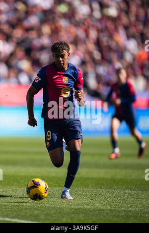 Barcelone, Espagne. 30 mars 2025. Lamine Yamal du FC Barcelone perce le match de football de la Liga entre le FC Barcelone et le Girona FC, au stade olympique Lluis Companys, Barcelone, Espagne, le 30 mars 2025. Crédit : Joan Gosa/Xinhua/Alamy Live News Banque D'Images