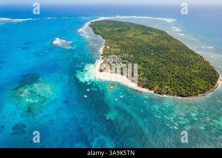 Vue aérienne à couper le souffle de Daku Island, Siargao - Un havre tropical avec des plages de sable blanc, des eaux cristallines et une végétation luxuriante, offrant un Perfe Banque D'Images