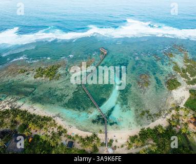 Vue aérienne à couper le souffle de la plage Cloud 9 à Siargao - Une superbe étendue de sable blanc, des eaux turquoises et une promenade panoramique en bois sur l'océan Banque D'Images