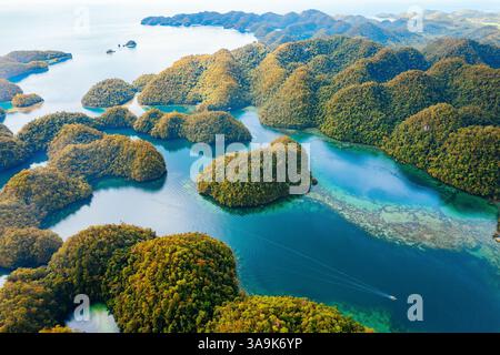 Vue aérienne à couper le souffle de Sohoton Cove - Un paradis caché de falaises de calcaire luxuriantes, de lagons turquoise et de grottes mystérieuses à Siargao, Philippines Banque D'Images