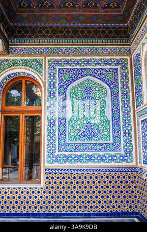 Bel art sculpté mur peint en bois dans le Musée d'Art d'Ouzbékistan avec des ornements traditionnels ouzbeks et des motifs orientaux colorés à Tachkent Banque D'Images