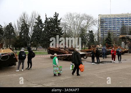 Odessa, Ukraine. 30 mars 2025. Les gens regardent le matériel militaire russe détruit au pôle de Kulykove matériel militaire russe détruit par les troupes ukrainiennes au pôle de Kulykove (photo de Viacheslav Onyshchenko/SOPA images/Sipa USA) crédit : Sipa USA/Alamy Live News Banque D'Images