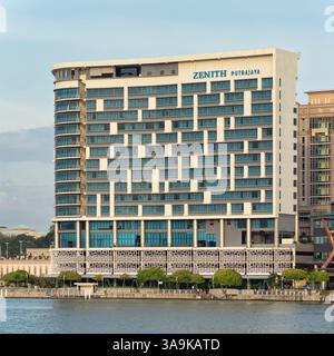 L'hôtel Zenith Putrajaya à Putrajaya, en Malaisie, dispose d'une façade géométrique frappante, offre une vue imprenable sur les eaux calmes. Le mélange de l'architecture moderne et de la nature crée une atmosphère tranquille Banque D'Images