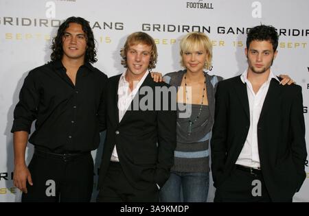 05 septembre 2006 ; Los Angeles, CA, États-Unis ; KEPA KRUSE, ELIOT BENJAMIN et ARIELLE KEBBEL lors de la première du Gridiron Gang au Grauman's Chinese Theatre à Hollywood. Banque D'Images