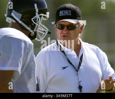 Ed Lombardi, entraîneur de football de Sheldon High School, donne des instructions à l'un de ses joueurs lors d'un entraînement le jeudi 29 août 2003. Lombardi a été un entraîneur gagnant à Elk Grove High School, et a entraîné à Clovis West à Fresno avant de venir à Sheldon. Sacramento Bee / Randall Benton / ZUMA Press Banque D'Images