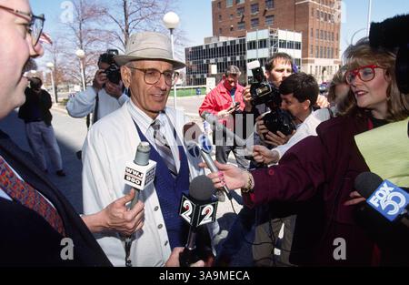 21 avril 1995 - Detroit, mi, États-Unis - Jack Kevorkian, M.D. (né à Pontiac, Michigan, le 20 mai 1928) est un pathologiste arménien américain controversé. Il est surtout connu pour avoir défendu publiquement le « droit à mourir » d'un patient en phase terminale et affirme avoir aidé au moins 130 patients à cette fin. Il est célèbre pour sa citation "mourir n'est pas un crime". Emprisonné en 1999, il purgeait une peine de 10 à 25 ans de prison pour meurtre au deuxième degré lors de l'empoisonnement de Thomas Youk, 52 ans, du comté d'Oakland, Michigan, en 1998. Il a été libéré sur parole au début de décembre 2006, en partie en raison d'une maladie terminale dont il souffrait Banque D'Images
