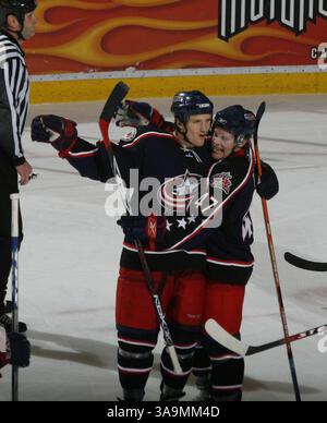 22 mars 2007 - Detroit, mi, États-Unis - Columbus Blue Jackets OLE-KRISTIAN TOLLEFSEN, à gauche, et GEOFF PLATT, à droite, célèbrent le match de 1-1 avec 2 :42 restant dans le match contre les Red Wings de Detroit à Detroit, mi le jeudi 22 mars 2007. Le match et OT ont joué à égalité et Columbus a remporté le match sur un but de tir à mort subite par l'ancien Wing Sergei Fedorov. (Crédit image : © Julian H. Gonzalez/Detroit Free Press/ZUMA Press) RESTRICTIONS : ventes de tabloïds Banque D'Images