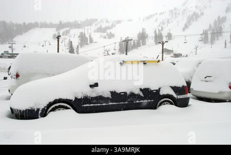 27 février 2006 ; Mammoth Lakes, CA, États-Unis ; une tempête hivernale qui a apporté pluie et neige dans de nombreuses régions de Californie continue de faire des ravages dans les montagnes de la Sierra Nevada. La chute de neige totale pour les deux derniers jours est de 39 pouces et compte. Photo : voitures dans un parking couvert de glace et de neige à Mammoth montagne pendant une tempête hivernale. Crédit obligatoire : photo de Marianna Day Massey/ZUMA Press. (©) Copyright 2006 par Marianna Day Massey Banque D'Images