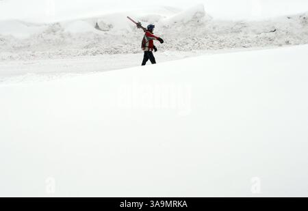 27 février 2006 ; Mammoth Lakes, CA, États-Unis ; une tempête hivernale qui a apporté pluie et neige dans de nombreuses régions de Californie continue de faire des ravages dans les montagnes de la Sierra Nevada. La chute de neige totale pour les deux derniers jours est de 39 pouces et compte. Photo : un skieur se dirige vers les remontées mécaniques de Mammoth montagne dans des conditions presque blanches. Crédit obligatoire : photo de Marianna Day Massey/ZUMA Press. (©) Copyright 2006 par Marianna Day Massey Banque D'Images