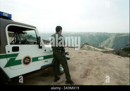 03 juillet 2006 ; San Diego, CA, États-Unis ; deux agents de la patrouille frontalière américaine faisant l'objet d'une enquête pour trafic de migrants et de drogues aux États-Unis ont disparu, a déclaré vendredi un responsable fédéral de l'application de la loi. Le Los Angeles Times, qui a rapporté l'histoire sur son site Web vendredi, a déclaré que le porte-parole de la patrouille frontalière Damon Foreman a identifié les agents comme Raul et Fidel Villarreal. Le porte-parole a déclaré que les agents faisaient l'objet d'une enquête pour des soupçons d'activité de contrebande et qu'ils ont démissionné. Raul Villarreal était autrefois officier des affaires publiques pour la patrouille frontalière de San Diego. PHOTO : 22 janvier 2003 ; San Diego, Banque D'Images