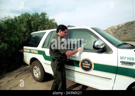 03 juillet 2006 ; San Diego, CA, États-Unis ; deux agents de la patrouille frontalière américaine faisant l'objet d'une enquête pour trafic de migrants et de drogues aux États-Unis ont disparu, a déclaré vendredi un responsable fédéral de l'application de la loi. Le Los Angeles Times, qui a rapporté l'histoire sur son site Web vendredi, a déclaré que le porte-parole de la patrouille frontalière Damon Foreman a identifié les agents comme Raul et Fidel Villarreal. Le porte-parole a déclaré que les agents faisaient l'objet d'une enquête pour des soupçons d'activité de contrebande et qu'ils ont démissionné. Raul Villarreal était autrefois officier des affaires publiques pour la patrouille frontalière de San Diego. PHOTO : 22 janvier 2003 ; San Diego, Banque D'Images