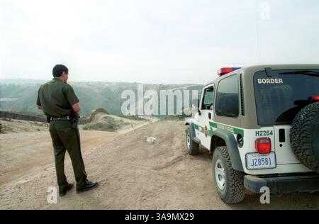 03 juillet 2006 ; San Diego, CA, États-Unis ; deux agents de la patrouille frontalière américaine faisant l'objet d'une enquête pour trafic de migrants et de drogues aux États-Unis ont disparu, a déclaré vendredi un responsable fédéral de l'application de la loi. Le Los Angeles Times, qui a rapporté l'histoire sur son site Web vendredi, a déclaré que le porte-parole de la patrouille frontalière Damon Foreman a identifié les agents comme Raul et Fidel Villarreal. Le porte-parole a déclaré que les agents faisaient l'objet d'une enquête pour des soupçons d'activité de contrebande et qu'ils ont démissionné. Raul Villarreal était autrefois officier des affaires publiques pour la patrouille frontalière de San Diego. PHOTO : 22 janvier 2003 ; San Diego, Banque D'Images