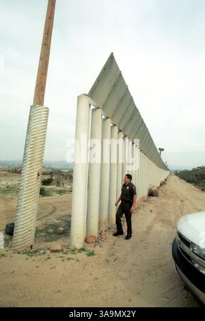 03 juillet 2006 ; San Diego, CA, États-Unis ; deux agents de la patrouille frontalière américaine faisant l'objet d'une enquête pour trafic de migrants et de drogues aux États-Unis ont disparu, a déclaré vendredi un responsable fédéral de l'application de la loi. Le Los Angeles Times, qui a rapporté l'histoire sur son site Web vendredi, a déclaré que le porte-parole de la patrouille frontalière Damon Foreman a identifié les agents comme Raul et Fidel Villarreal. Le porte-parole a déclaré que les agents faisaient l'objet d'une enquête pour des soupçons d'activité de contrebande et qu'ils ont démissionné. Raul Villarreal était autrefois officier des affaires publiques pour la patrouille frontalière de San Diego. PHOTO : 22 janvier 2003 ; San Diego, Banque D'Images