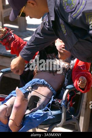 29 juin 2006 ; San Leandro, CA, États-Unis ; le sergent Kennis Bass de la Bomb Squad vérifie les dégâts mortels causés au mannequin après que deux M-100 et un M-1000 aient été déclenchés lors de la démonstration de feux d'artifice par les pompiers et les services du shérif du comté d'Alameda le jeudi 29 juin 2006 à San Leandro, Calif. Le shérif a son jour d'amnistie annuel pour collecter des feux d'artifice, afin que toute personne puisse rendre n'importe quel feu d'artifice illégal sans frais. Crédit obligatoire : photo de Gregory Urquiaga/Contra Costa Times/ZUMA Press. (©) Copyright 2006 par Contra Costa Times Banque D'Images