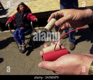 29 juin 2006 ; San Leandro, CA, États-Unis ; le sergent J.D. Nelson du Bomb Squard montre les deux M-100 et le M-1000 qui seront placés sur le mannequin enfant lors de la démonstration de feux d'artifice par les départements des pompiers et du shérif du comté d'Alameda le jeudi 29 juin 2006 à San Leandro, Calif. Le shérif a son jour d'amnistie annuel pour collecter des feux d'artifice, afin que toute personne puisse rendre n'importe quel feu d'artifice illégal sans frais. Crédit obligatoire : photo de Gregory Urquiaga/Contra Costa Times/ZUMA Press. (©) Copyright 2006 par Contra Costa Times Banque D'Images